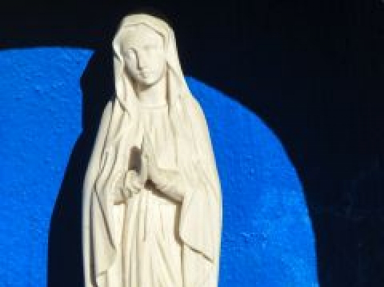 Rēzeknē atklāts Svētās Jaunavas Marijas piemineklis