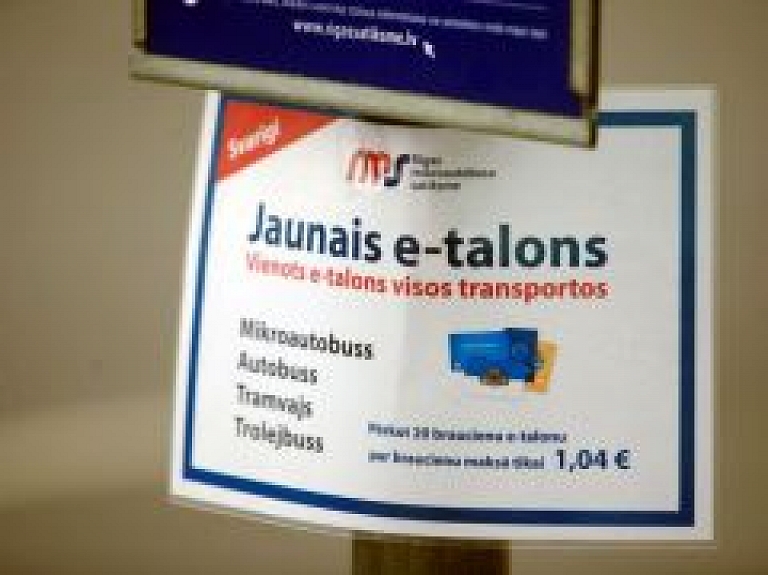 Ušakovs neredz iemeslu mainīt jaunās pieturvietu nojumes, par kurām sūdzas iedzīvotāji