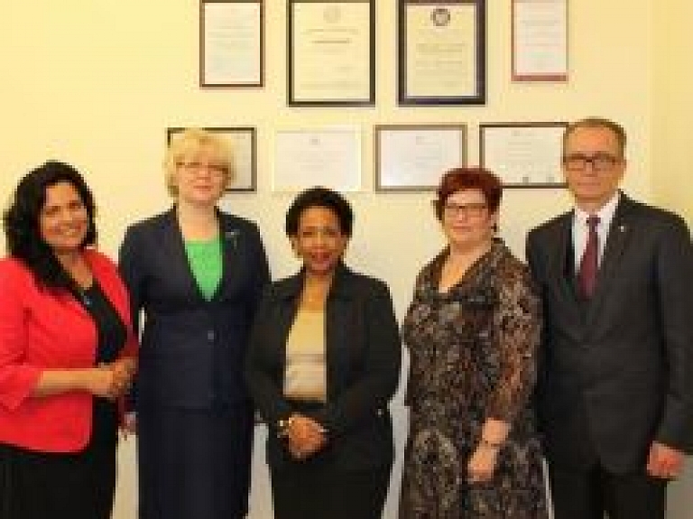 NVO "Patvērums "Drošā māja" komanda saņem augstu ASV Valsts departamenta atzinību