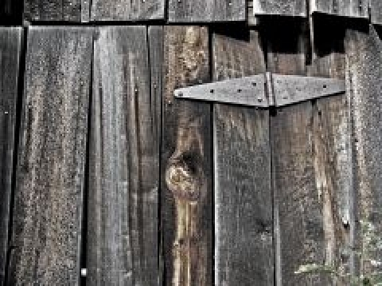 Bolderājā naktī, iespējams, ļaunprātīgi aizdedzināti škūnīši