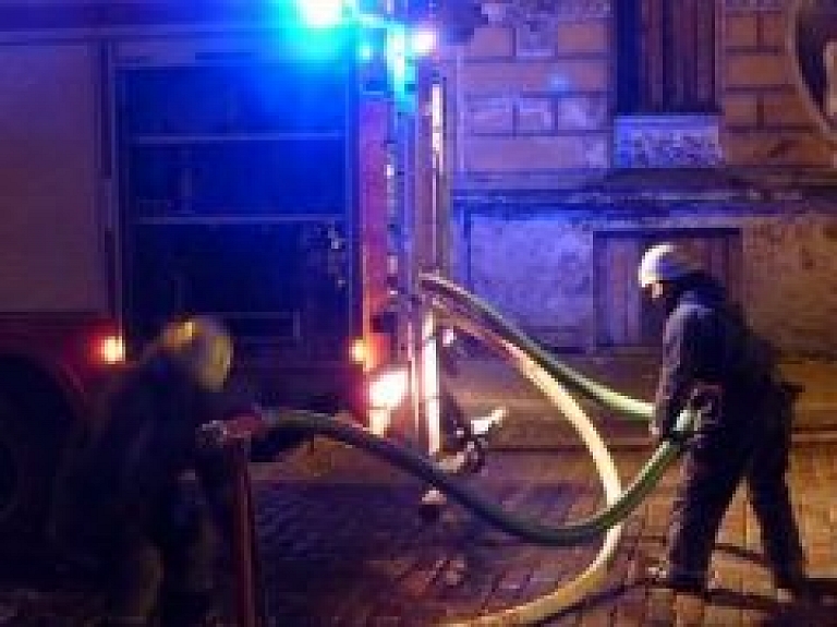 Ugunsgrēkā deviņstāvu ēkā Purvciemā cietuši seši cilvēki