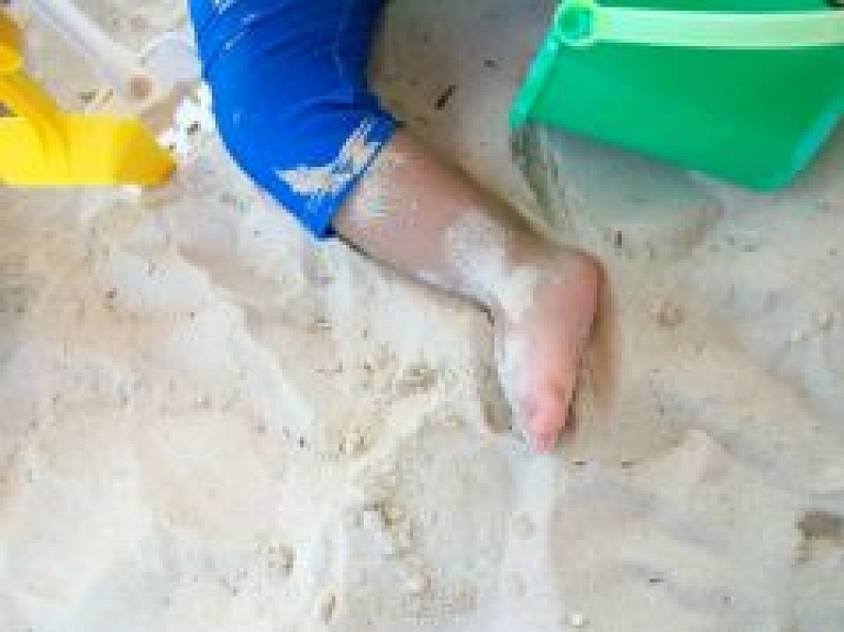 Rīgā 11 mēnešus vecs bērns, iespējams, norij bateriju un nonāk slimnīcā