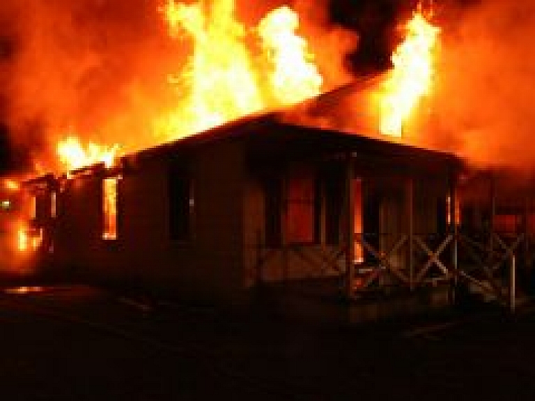 Carnikavā degusi neapsaimniekota māja