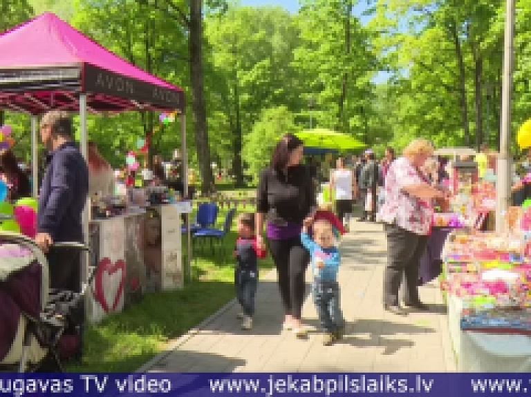Vidusdaugavas TV: Jēkabpils ģimenes bauda atpūtu Bērnu svētkos