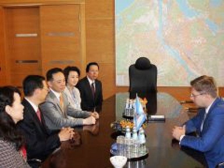 Ušakovs Rātsnamā tikās ar Pekinas Nacionālās operas delegāciju