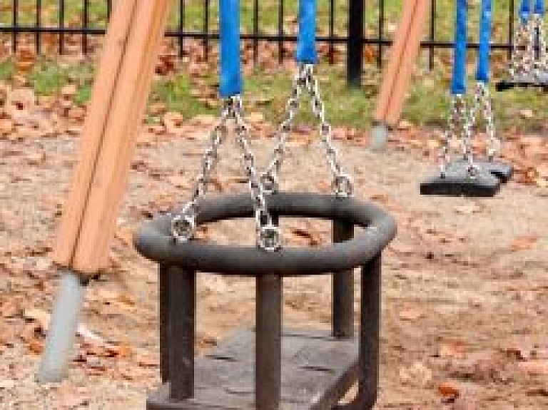 Veikta bērnu rotaļu laukumu apsekošana Ādažu novadā