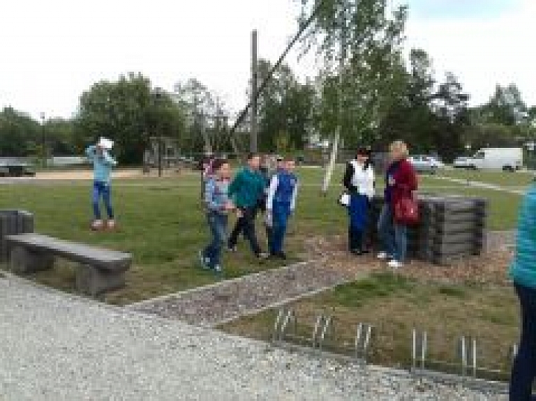 Skolēni no Rīgas iepazīst Carnikavu Novadpētniecības centrā