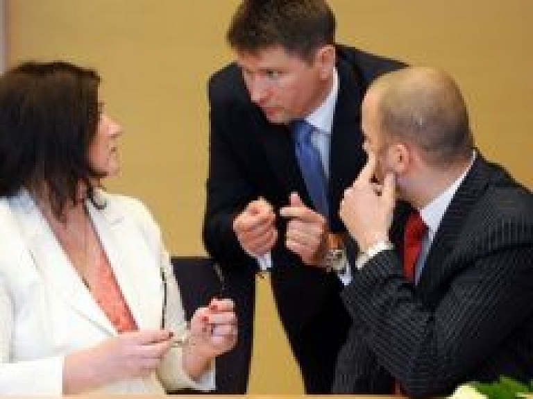 Sprindžuks lūdz Bērziņu neizsludināt Pašvaldību finanšu izlīdzināšanas likumu