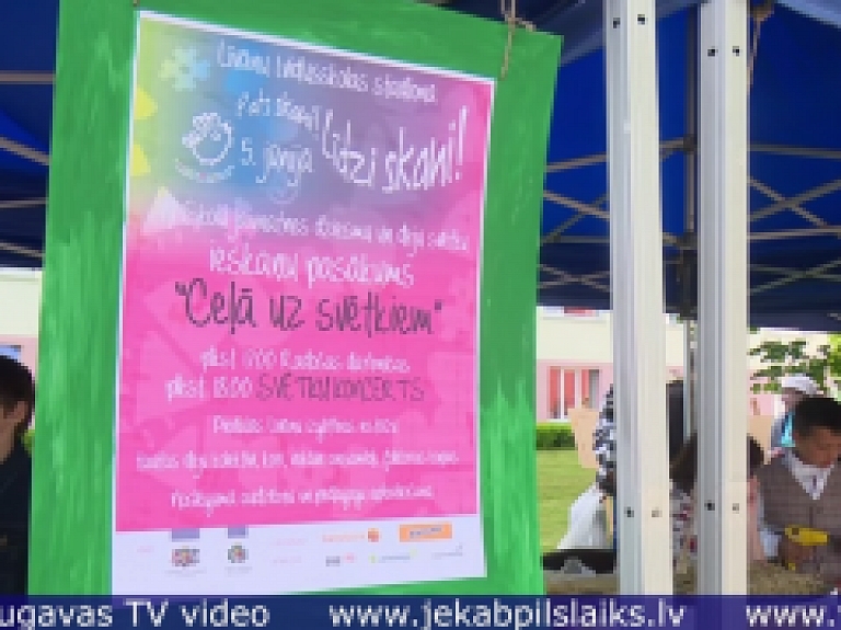 Vidusdaugavas TV: Līvānos norisinās skolēnu dziesmu un deju svētku ieskaņas pasākums "Ceļā uz svētkiem"
