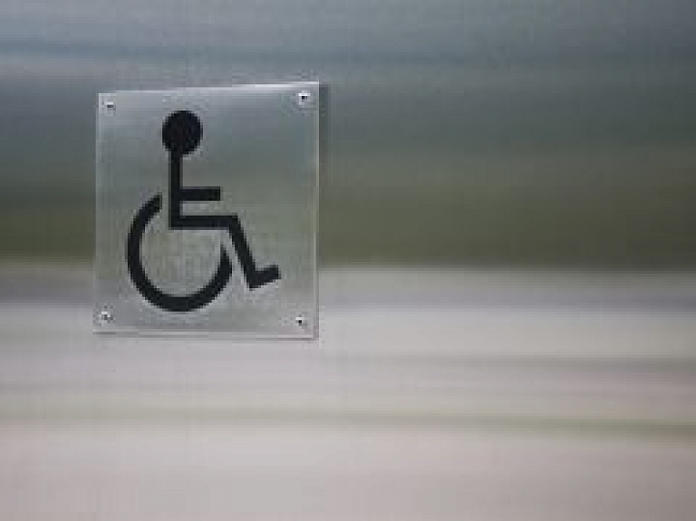 "Cerību spārni" īsteno projektu par atbalstu cilvēkiem ar invaliditāti
