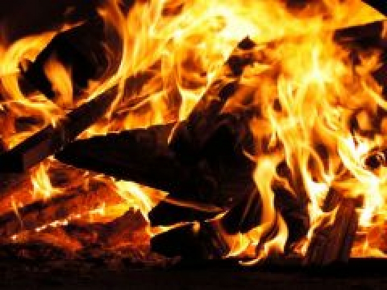 Ugunsgrēkā Rīgā cieš vīrietis