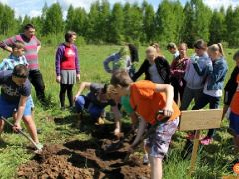 Skolēni palīdz veidot Cerību sētas augļu dārzu