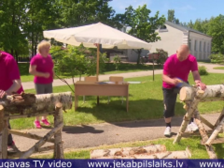Vidusdaugavas TV: Speciālo skolu pedagogi no visas Latvijas pulcējas sporta svētkos Rudzātos