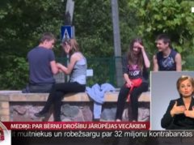 Mediķi: par bērnu drošību jārūpējas vecākiem