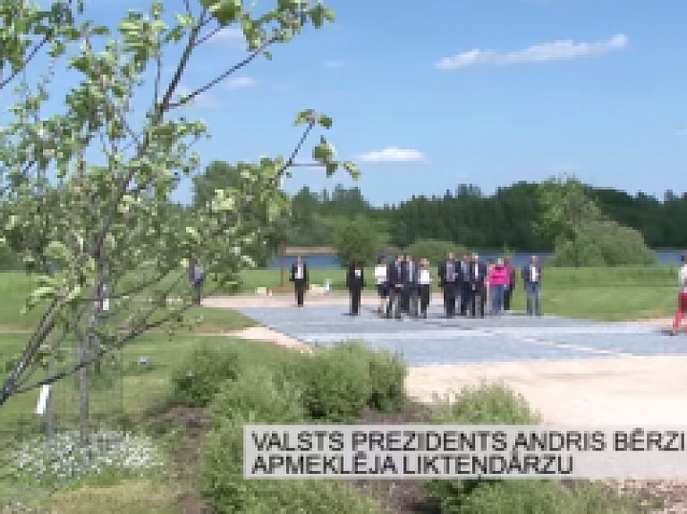 Latgales Reģionālā TV: Valsts prezidents Andris Bērziņš apmeklē Likteņdārzu
