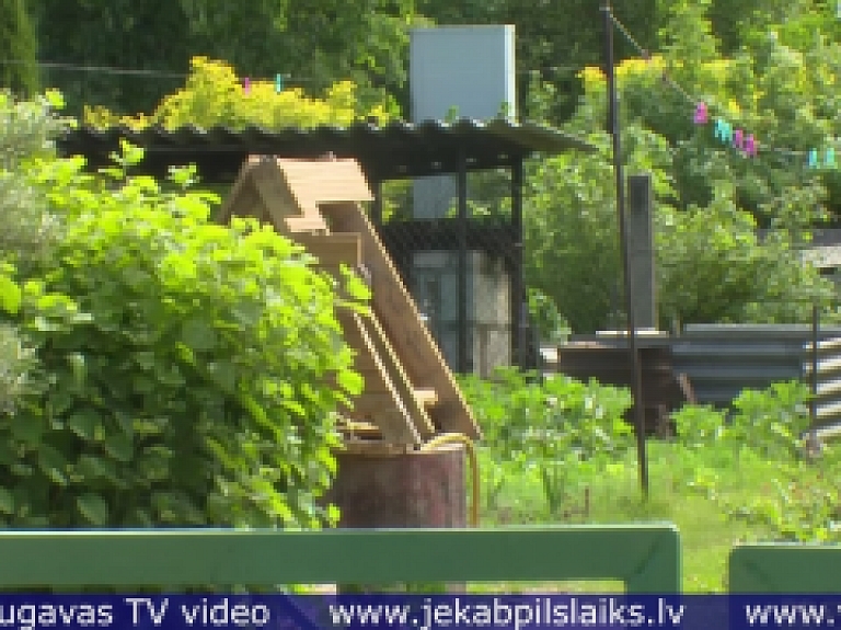 Vidusdaugavas TV: Daudzi jēkabpilieši joprojām izmanto akas ūdeni un izsmeļamās bedres
