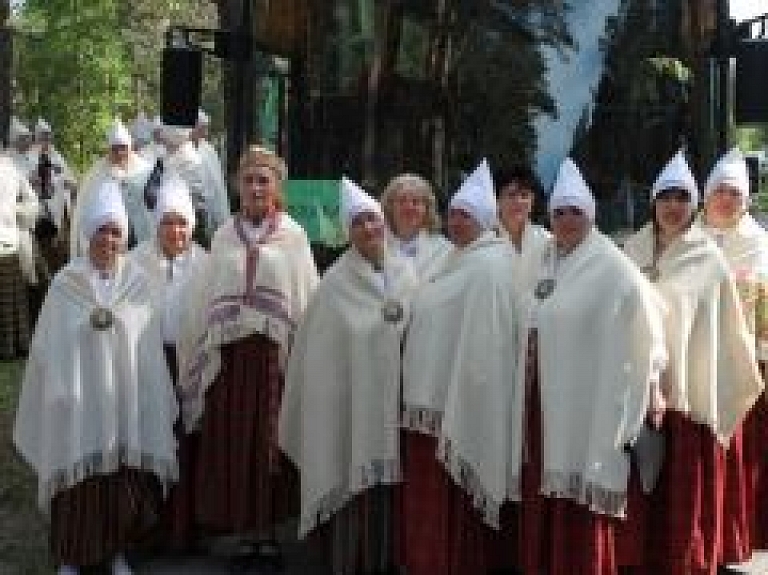 Koris "Jersika" kuplina dziedāšanas svētkus Alūksnē un Daugavpilī