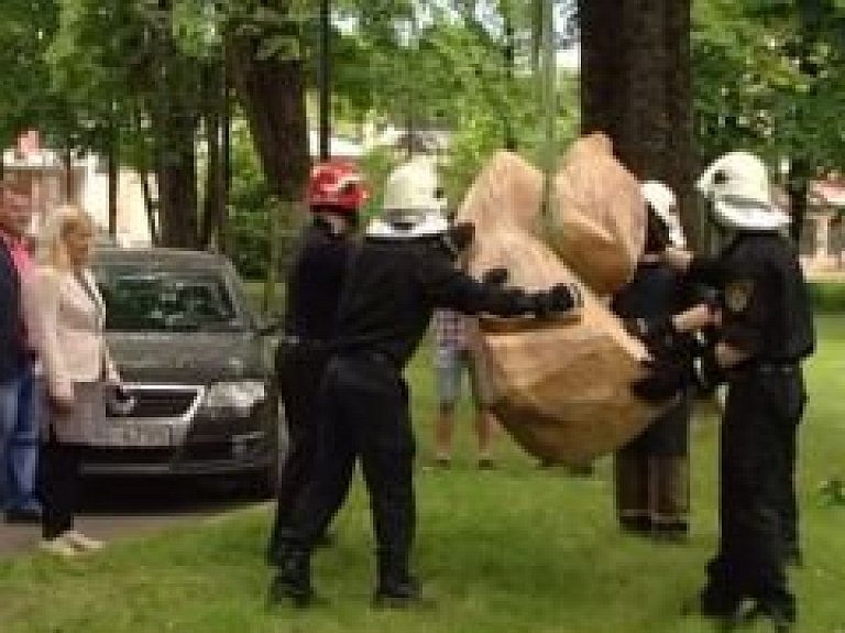 Bērnu slimnīcai dāvina skulptūras