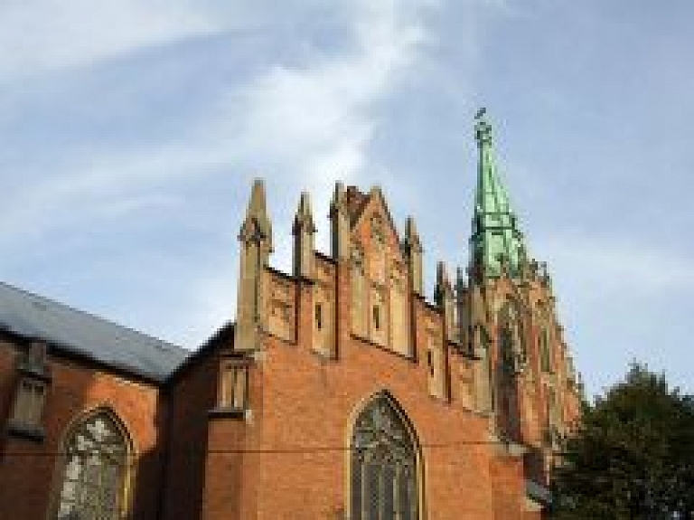 Uz Rīgas Vecās Sv.Ģertrūdes baznīcas jumta atjaunotas dekoratīvās krustapuķes