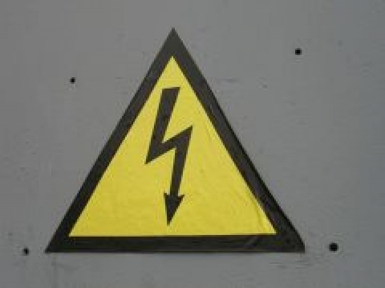 Rīgā sieviete guvusi strāvas triecienu