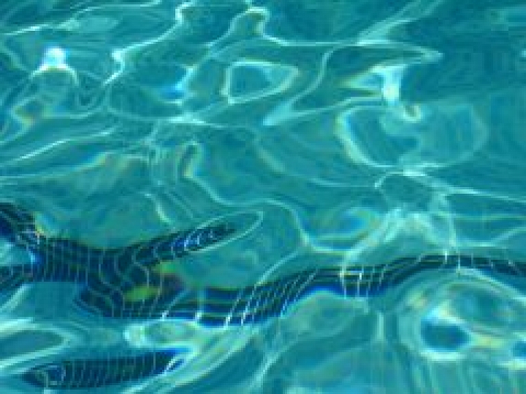 Pierīgā izglābj piemājas baseinā iekritušu meitenīti