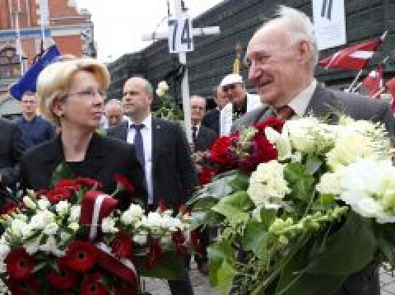 Vairāk nekā 100 cilvēku vienojas genocīda upuru piemiņas gājienā
