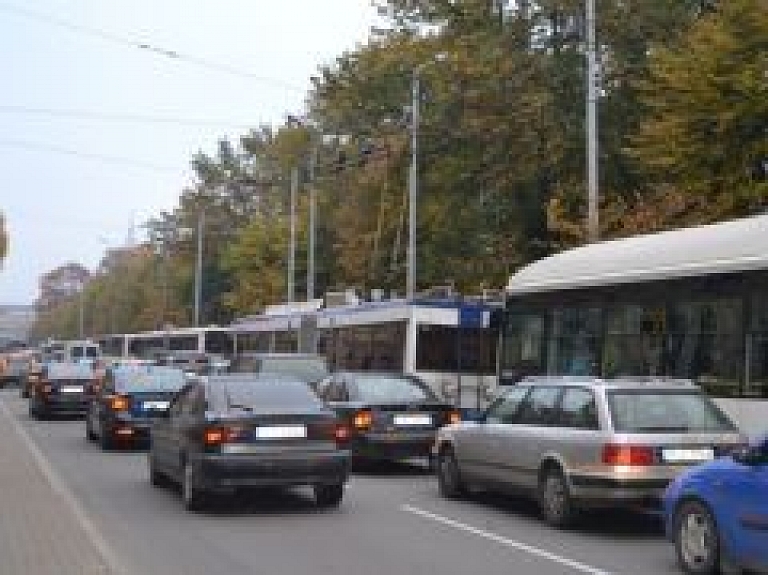 Rīgā ierobežos satiksmi sēru dienas pasākumu laikā