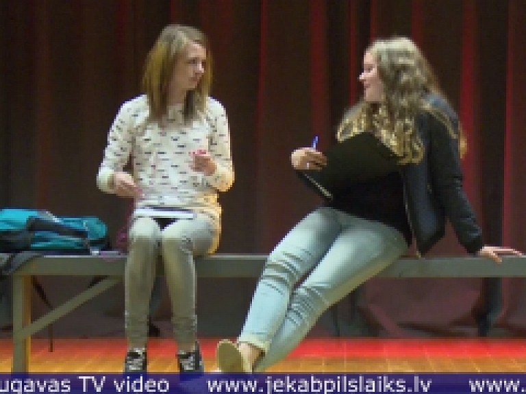 Vidusdaugavas TV: Variešos jau 17.reizi norisinās amatierteātru festivāls "Āksts"