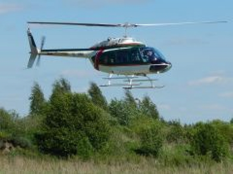 Robežsargi, iesaistot helikopteru, atrod nomaldījušos sievieti