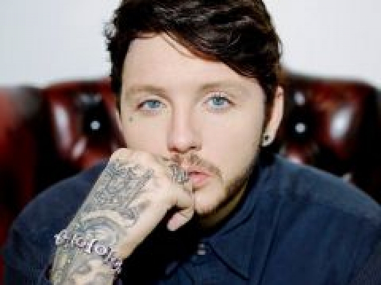 Dejo un gatavojas Džeimsa Artura koncertam Rīgā