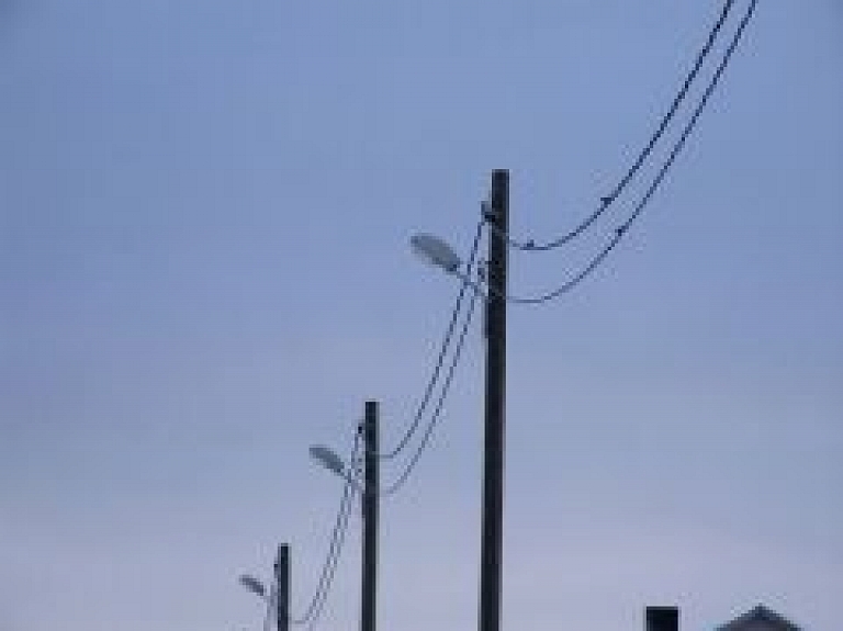 Lūstot elektrolīnijas stabam, Latgalē smagas traumas guvis strādnieks