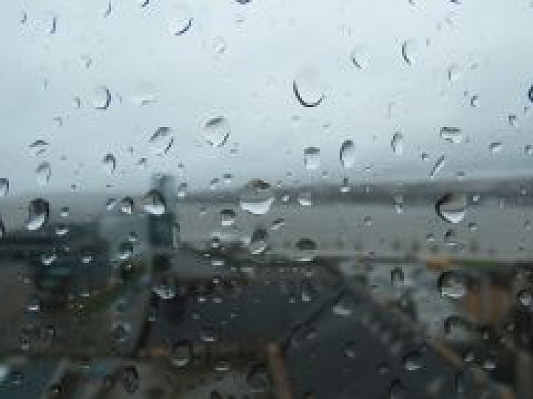Sākoties stipram lietum, Rīgā pazeminājusies gaisa temperatūra