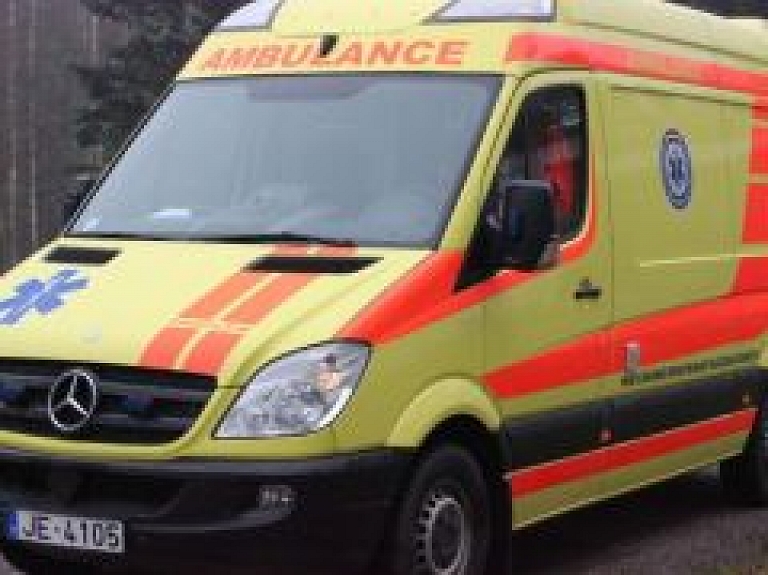 Dzelzceļa darbiniekam sakabes mehānismā iespiež roku