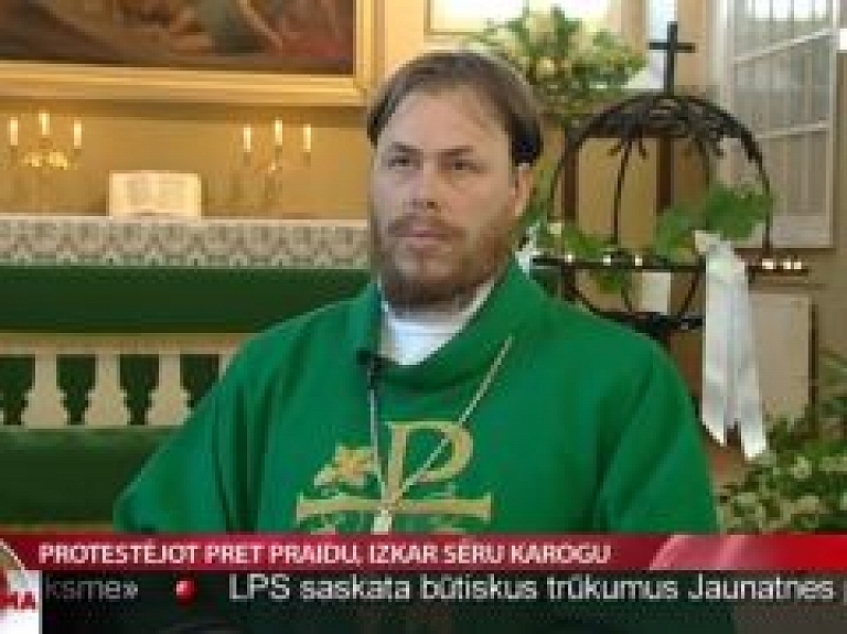 Protestējot pret praidu, izkar sēru karogu