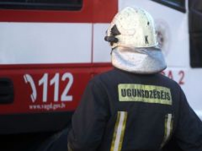 Netālu no Getliņiem aizdegusies atkritumu mašīna