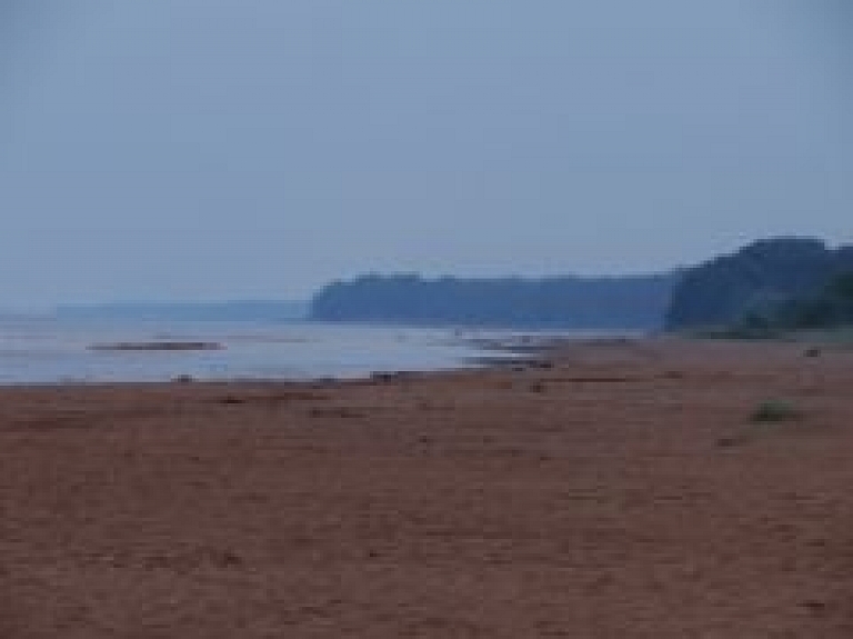 Jūras spēku flotile Rīgā sniedz palīdzību jahtai