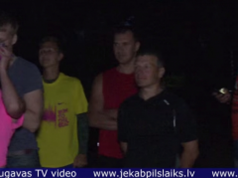 Vidusdaugavas TV: Jēkabpilī notiek nakts skrējiens "Papardes ziedu meklējot"