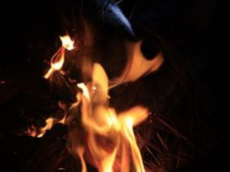 Rīgā aizdegas saimniecības ēka un dārza māja