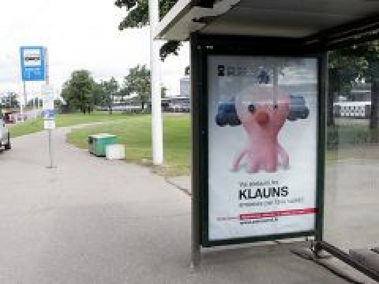 Pieņem strīdīgos noteikumos par nodevu reklāmas izvietošanai Rīgā