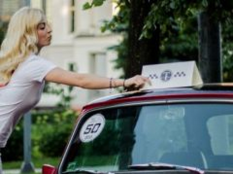 Rīdzinieki aktīvi izmanto taksometrus, lai nesēstos pie stūres reibumā