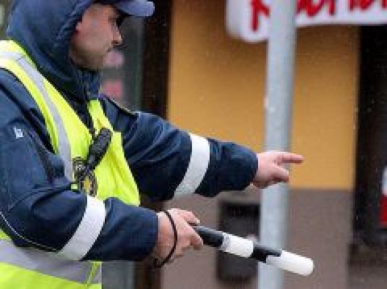 Rīgā automašīna notriec astoņgadīgu zēnu