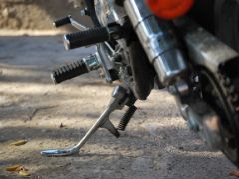 Rīgā cietis velosipēdists un motociklists