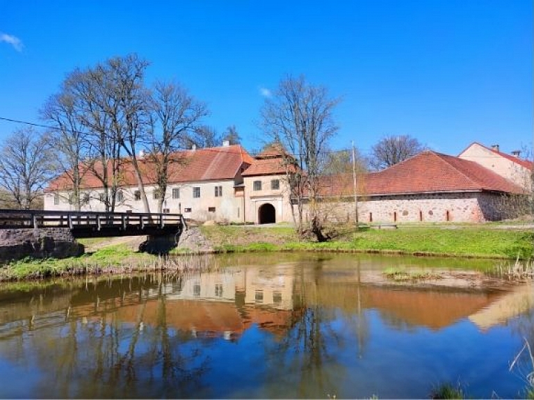 Šlokenbekas muiža un Latvijas Ceļu muzejs