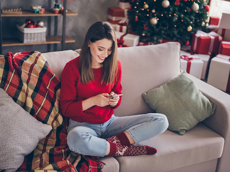 5 veidi, kā ar tālruņa palīdzību radīt Ziemassvētku noskaņu