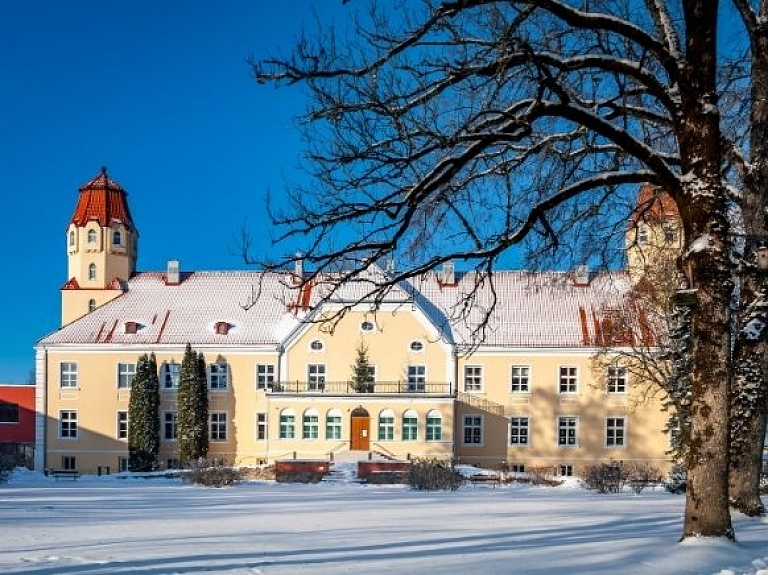 Suntažu muižas pils

