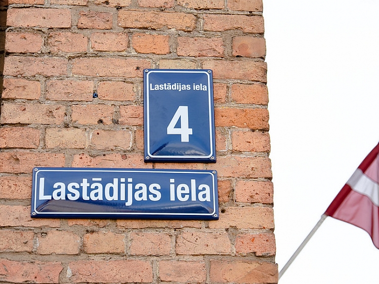 Lastādijas un Emīlijas Benjamiņas ielās izvieto jaunās ielu nosaukumu un adrešu zīmes (FOTO)