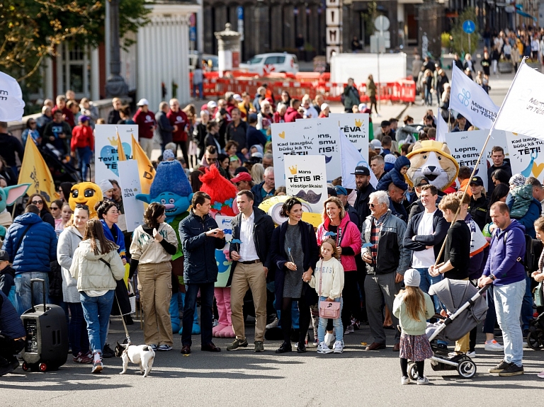 Rīgā ar svētku gājienu un festivālu krāšņi atzīmēta Tēva diena (FOTO)