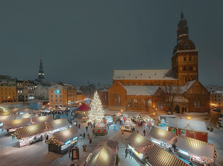 Latvijas pilsētas iemirdzas svētku rotā (FOTO)
