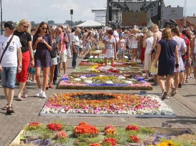 Sākas pieteikšanās 20. Starptautiskajam ziedu paklāju festivālam Ventspilī