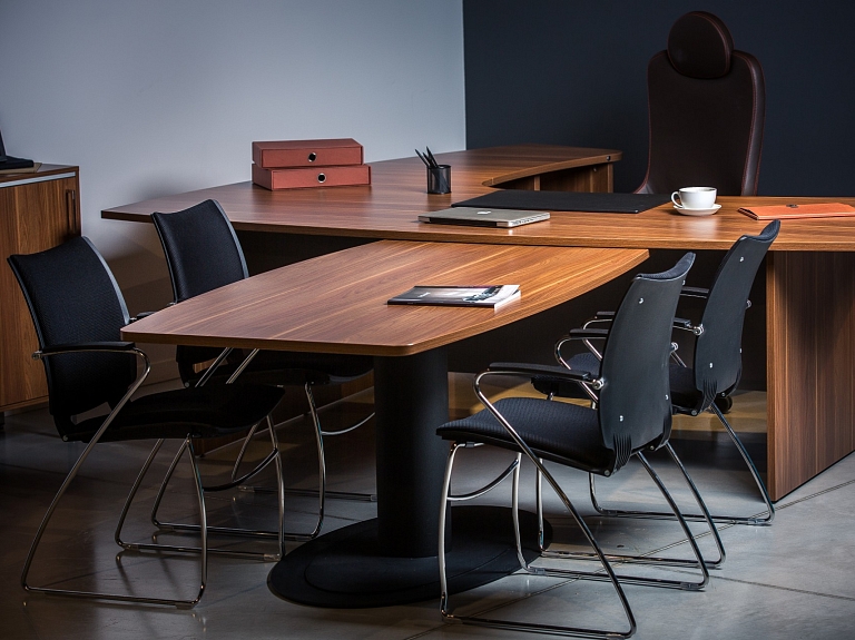 Kā piemērots ofisa galds var mainīt darba produktivitāti